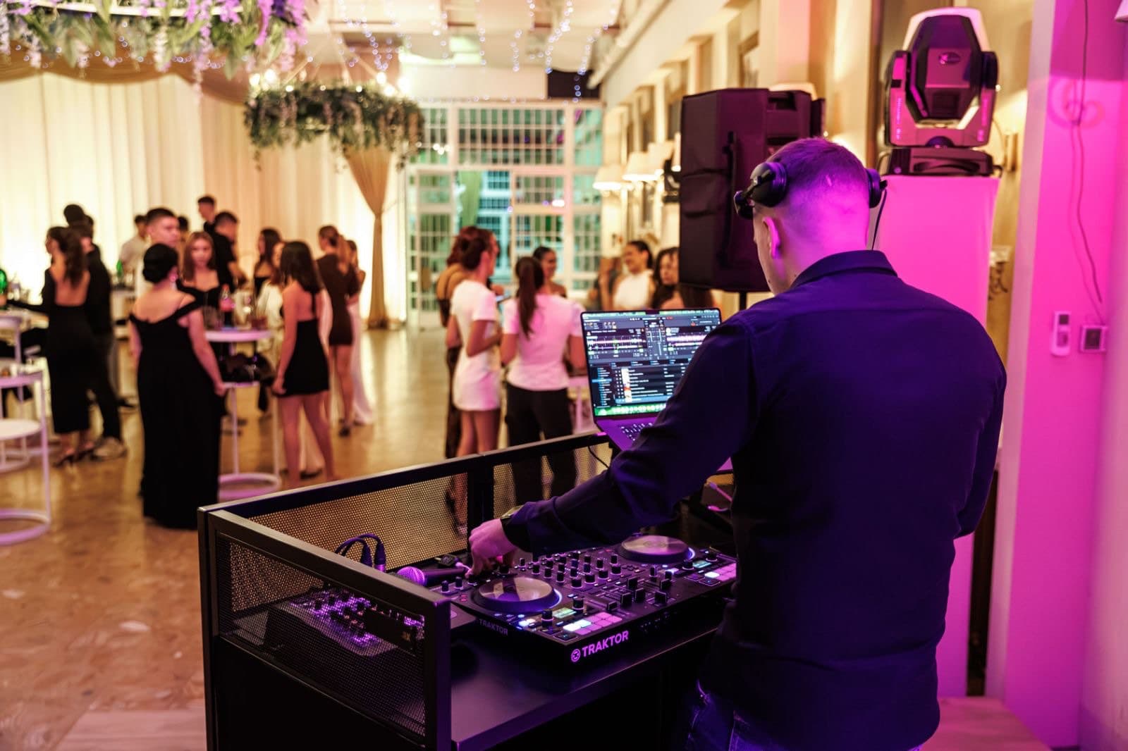 Pogled iza DJ pulta na goste u sali