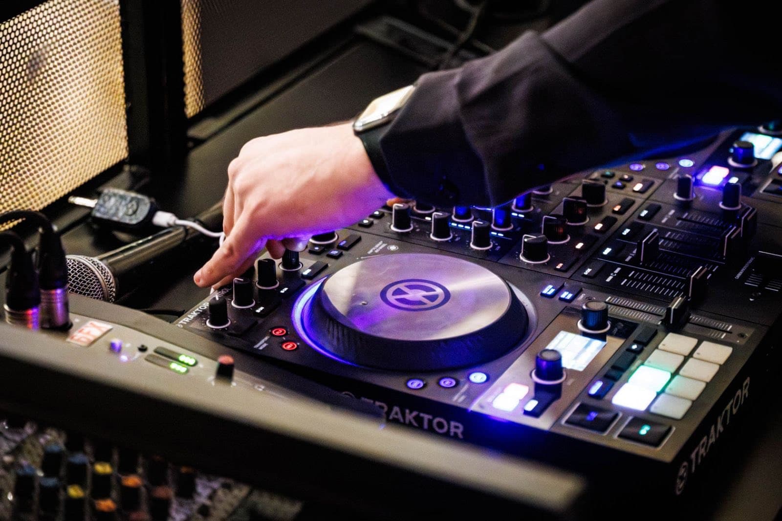 Ruka na DJ kontroleru, uz plavo svetlo
